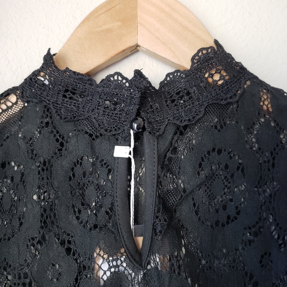 ❗SOLD❗ Lace Mock Neck Sleeveless Blouse - Picture 5 of 11